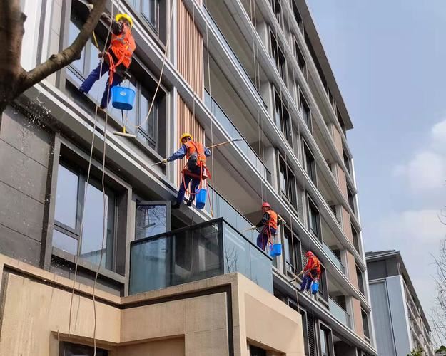高空作业外墙清洗:严守标准规范 筑牢安全专业防线